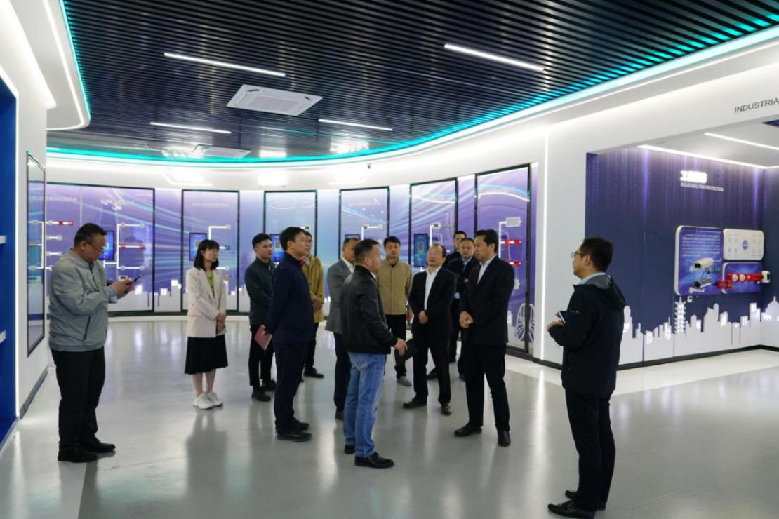 安徽省數(shù)據(jù)資源管理局黨組成員、副局長 王愛學(xué)一行調(diào)研依愛消防